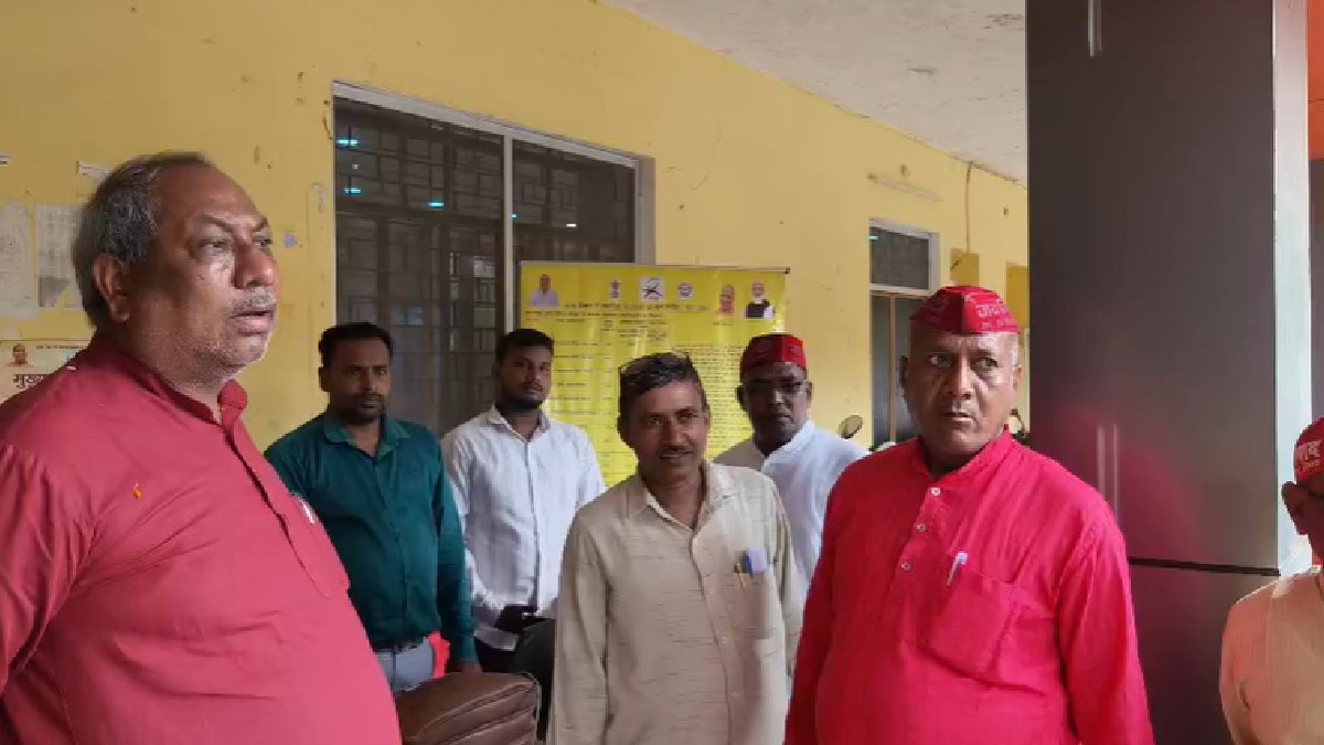 मिर्जापुर में अधिकारियों पर भड़के कैबिनेट मंत्री संजय निषाद, बरामदे में खड़ी बाइकें हटवाकर ही शुरू किया कार्यक्रम